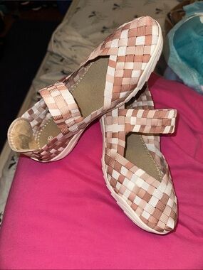 bernie mev. Woven Athletic Mary Jane in Beige   Tan and White